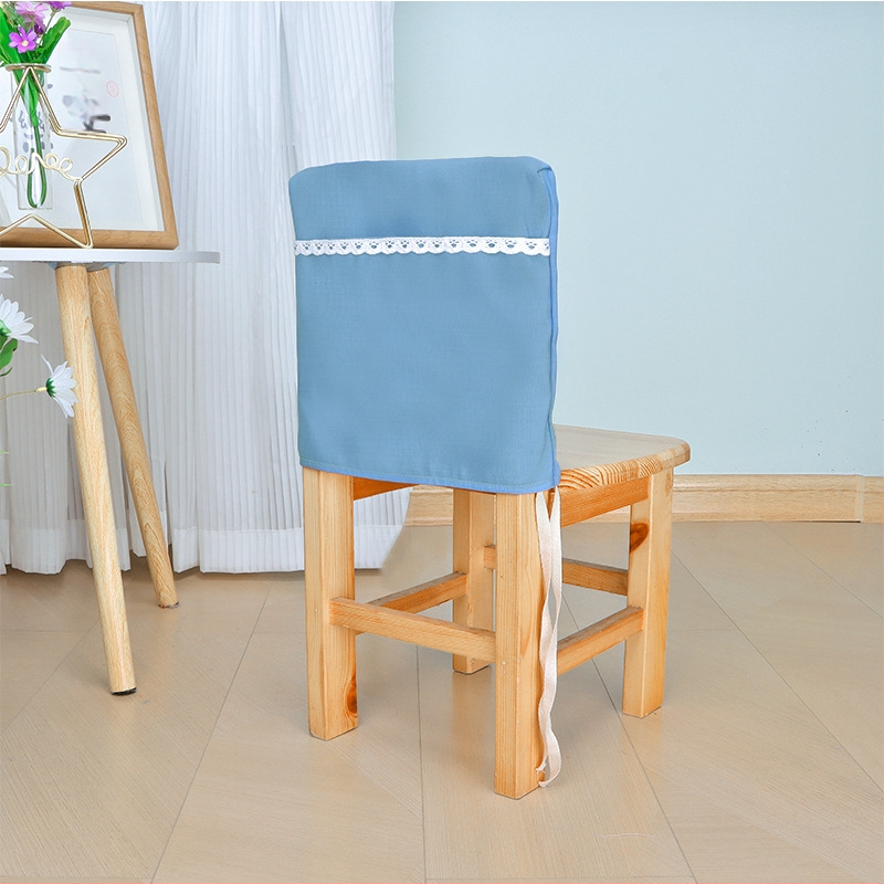 Bērnu krēsla muguras pārklājs – bieza rūtaina auduma, kvadrātveida forma, grāmatu uzglabāšanas kabata