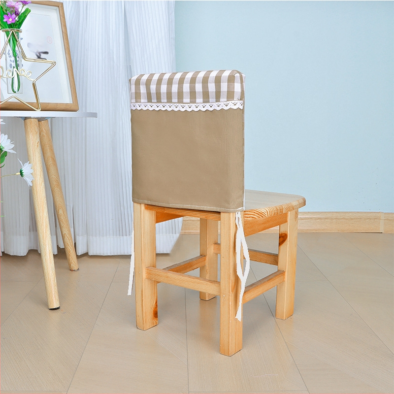 Bērnu krēsla muguras pārklājs – bieza rūtaina auduma, kvadrātveida forma, grāmatu uzglabāšanas kabata