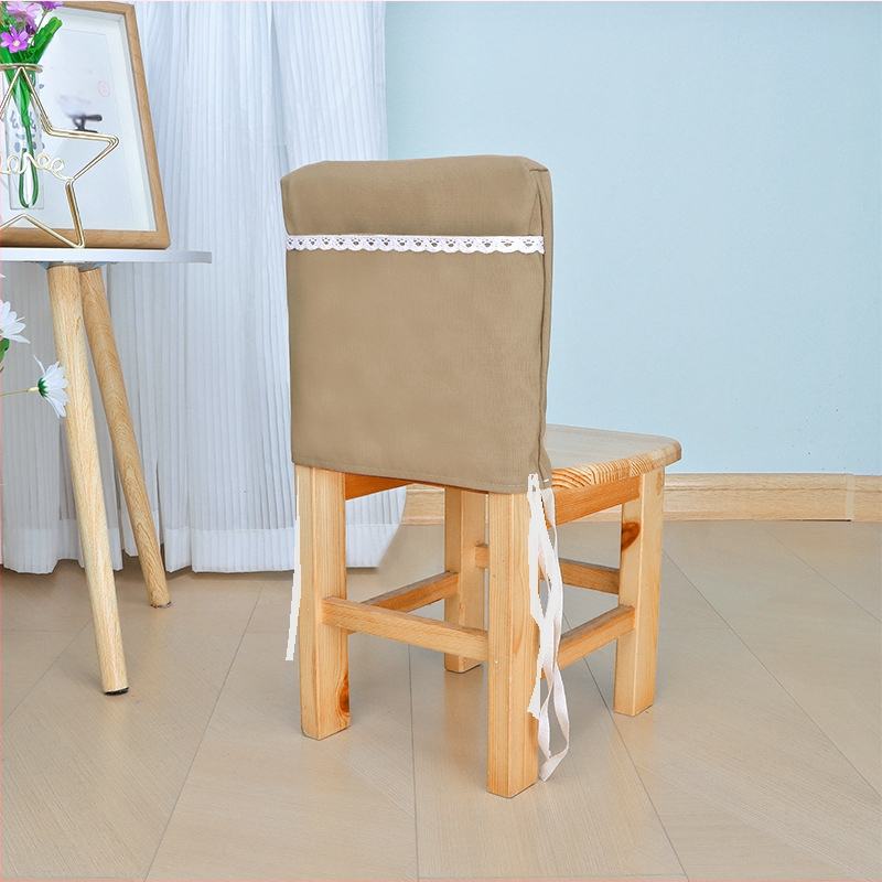 Bērnu krēsla muguras pārklājs – bieza rūtaina auduma, kvadrātveida forma, grāmatu uzglabāšanas kabata