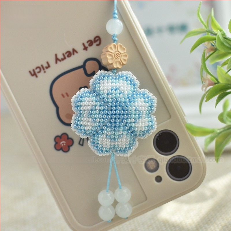 Új gyöngyhímzés kezdőknek — négylevelű lóhere motívum, nyakpánt és kulcstartó, textil hímzés