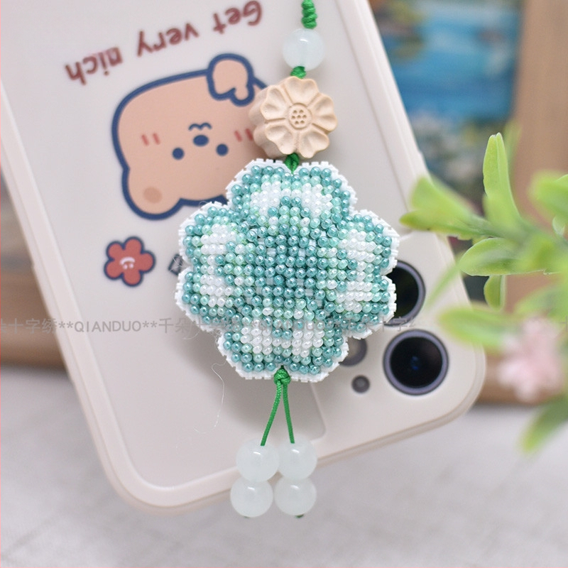 Új gyöngyhímzés kezdőknek — négylevelű lóhere motívum, nyakpánt és kulcstartó, textil hímzés