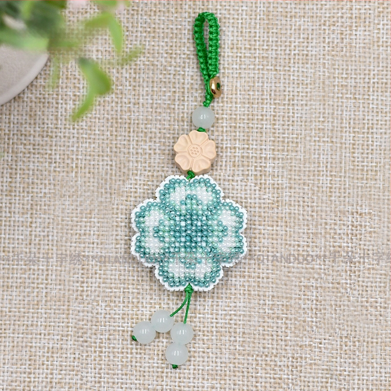 Új gyöngyhímzés kezdőknek — négylevelű lóhere motívum, nyakpánt és kulcstartó, textil hímzés