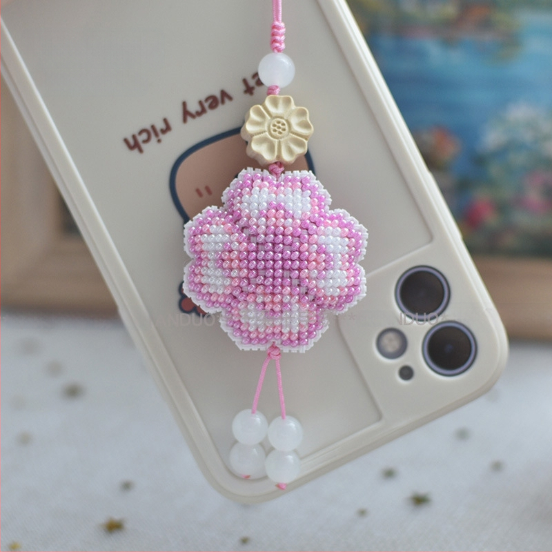 Új gyöngyhímzés kezdőknek — négylevelű lóhere motívum, nyakpánt és kulcstartó, textil hímzés