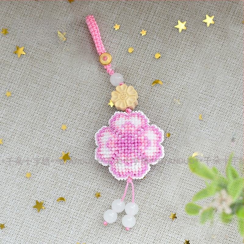 Új gyöngyhímzés kezdőknek — négylevelű lóhere motívum, nyakpánt és kulcstartó, textil hímzés