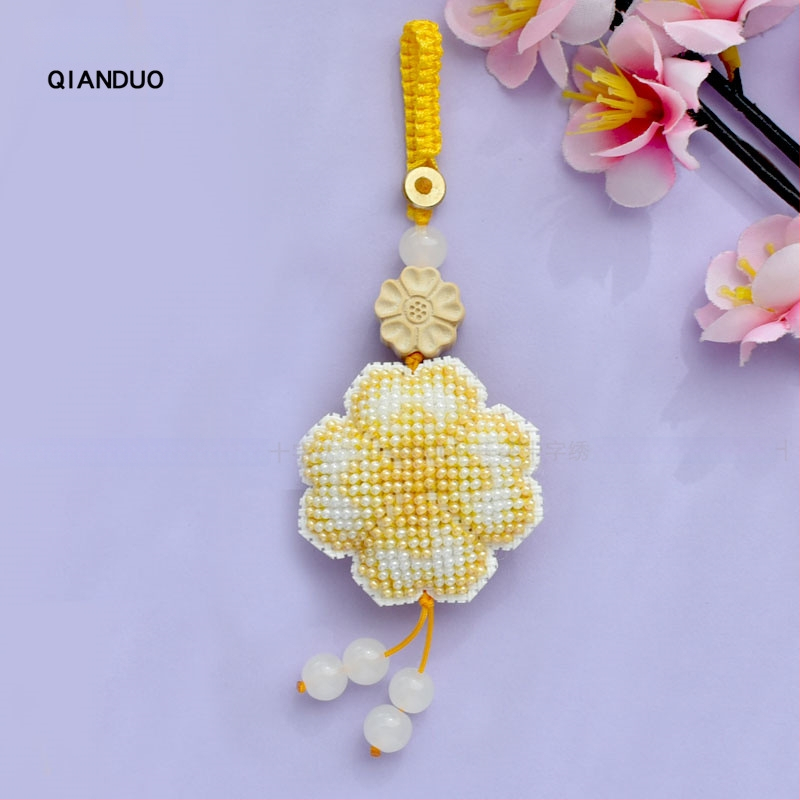 Új gyöngyhímzés kezdőknek — négylevelű lóhere motívum, nyakpánt és kulcstartó, textil hímzés