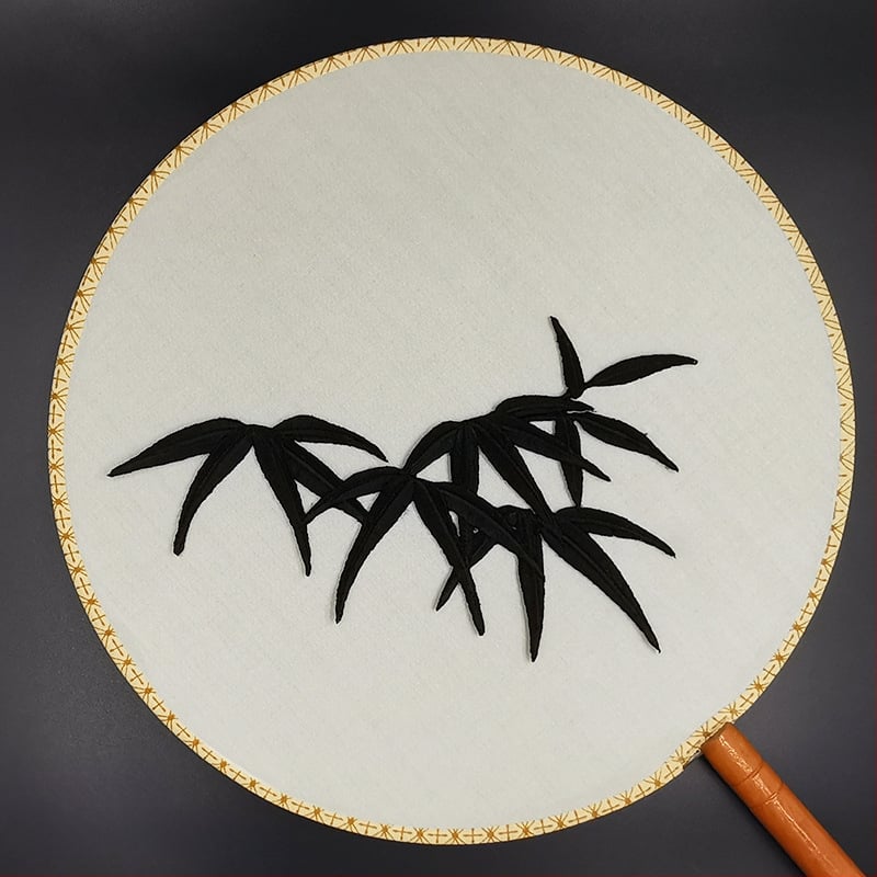 Κεντημένη appliqué πάτσα από πολυεστέρα με αυτοκόλλητη βάση – κατάλληλη για ρούχα, σιδέρωμα ή ραφή.