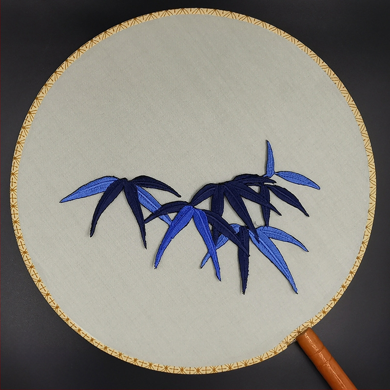 Κεντημένη appliqué πάτσα από πολυεστέρα με αυτοκόλλητη βάση – κατάλληλη για ρούχα, σιδέρωμα ή ραφή.