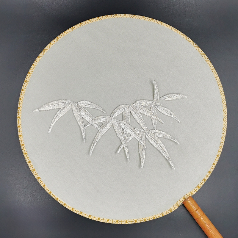 Κεντημένη appliqué πάτσα από πολυεστέρα με αυτοκόλλητη βάση – κατάλληλη για ρούχα, σιδέρωμα ή ραφή.