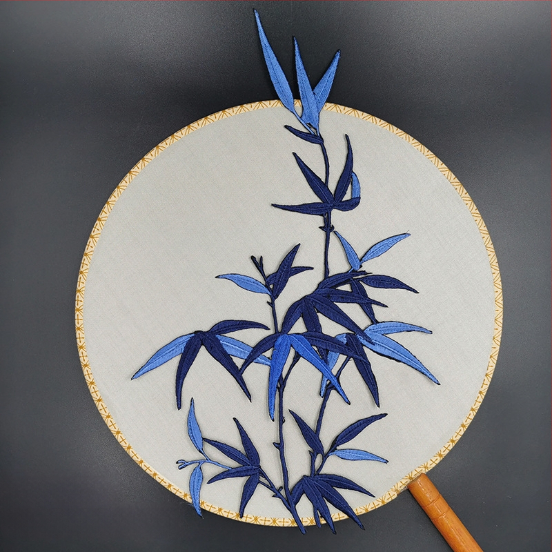 Κεντημένη appliqué πάτσα από πολυεστέρα με αυτοκόλλητη βάση – κατάλληλη για ρούχα, σιδέρωμα ή ραφή.