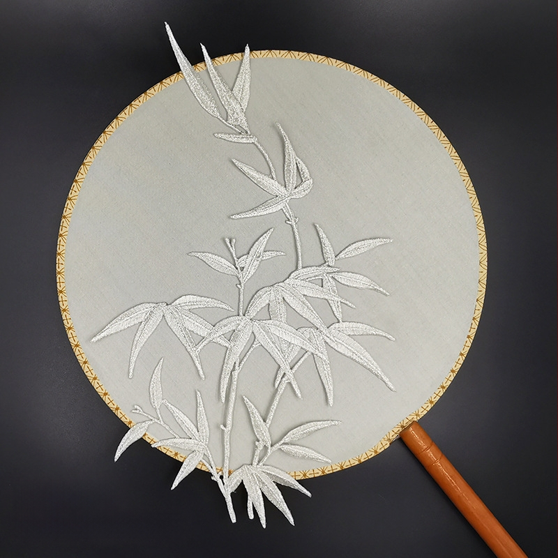 Κεντημένη appliqué πάτσα από πολυεστέρα με αυτοκόλλητη βάση – κατάλληλη για ρούχα, σιδέρωμα ή ραφή.