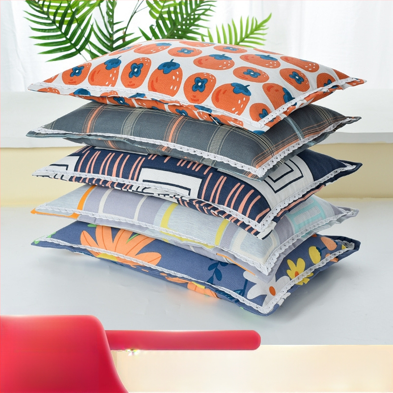 Spilvens pārvalks no vecas rupjas auduma ar izdrukātu mežģīnes rakstu, poliestera audums, daļēji aktīvs krāsojums, pielāgojams