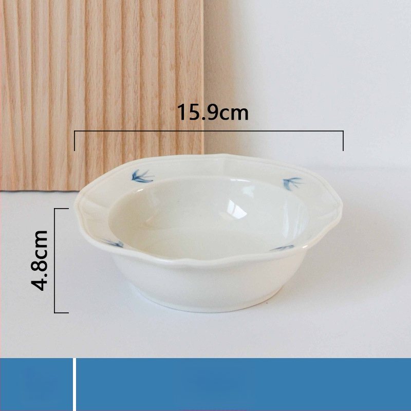 Portselanist taldrik reliefi motiiviga – ebatavalise kujuga, kaasaegne minimalistlik stiil, mikrolaineahjuks sobiv