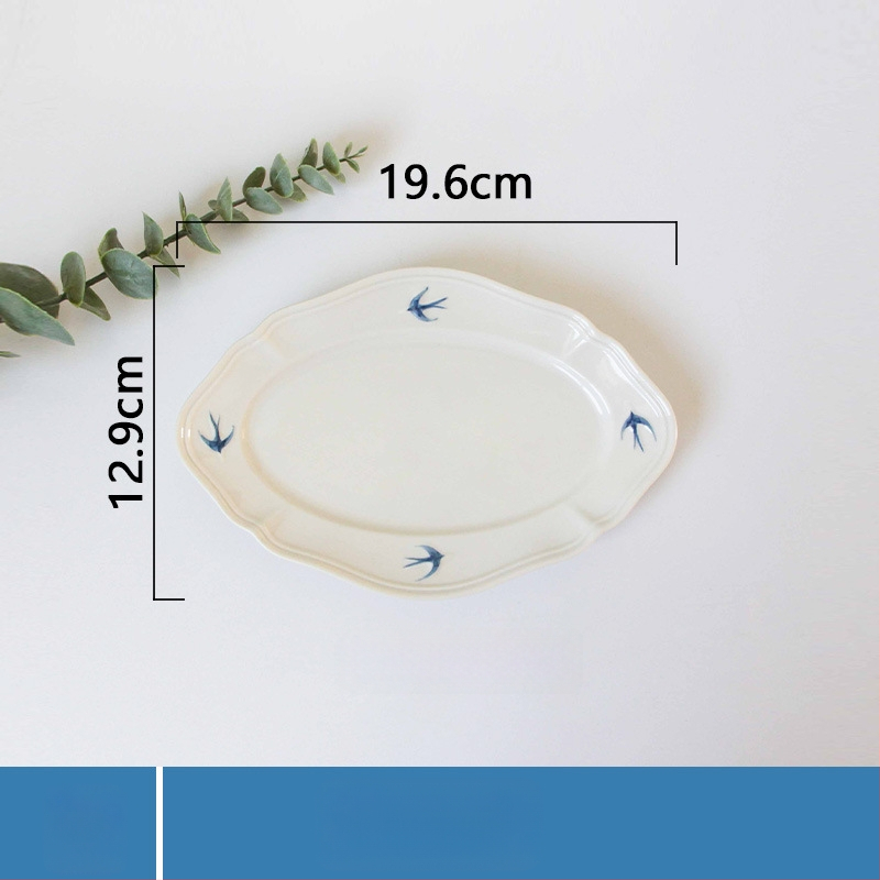 Portselanist taldrik reliefi motiiviga – ebatavalise kujuga, kaasaegne minimalistlik stiil, mikrolaineahjuks sobiv