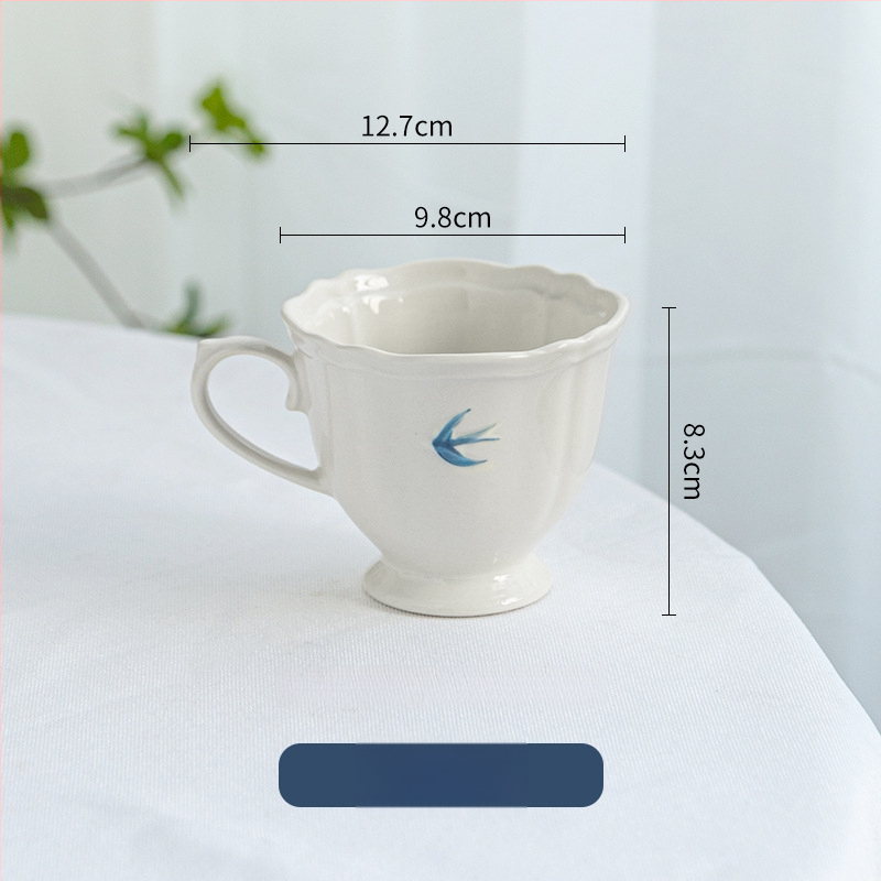 Portselanist taldrik reliefi motiiviga – ebatavalise kujuga, kaasaegne minimalistlik stiil, mikrolaineahjuks sobiv