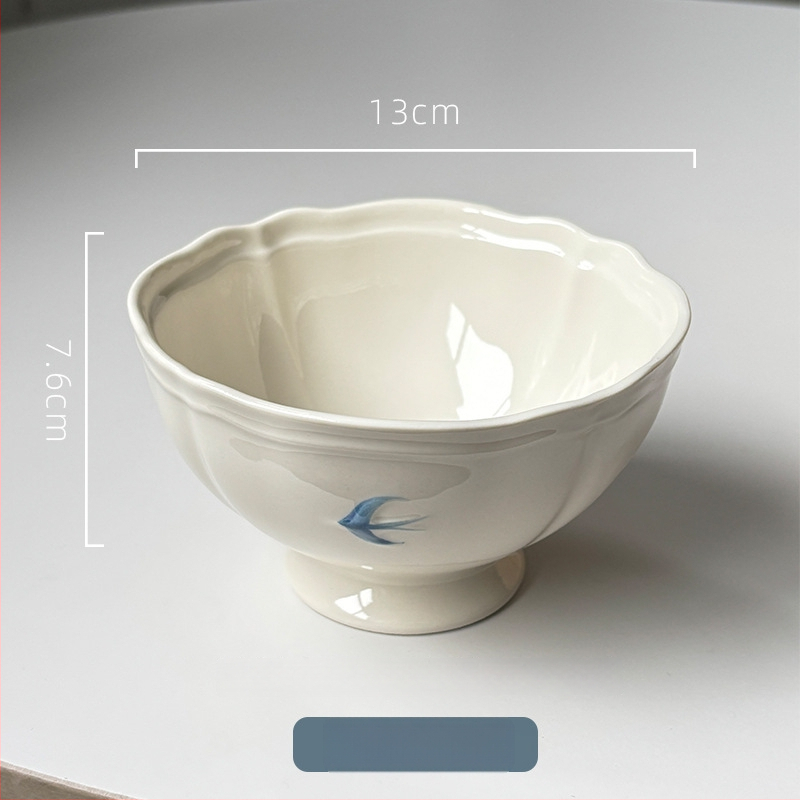 Portselanist taldrik reliefi motiiviga – ebatavalise kujuga, kaasaegne minimalistlik stiil, mikrolaineahjuks sobiv