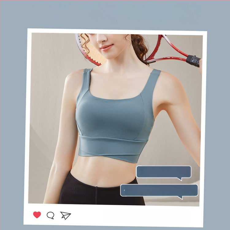 Jogas sporta krūšturis ar iekšējo paliktni krūtīm, fiksētas dubultas siksnas, pilns kauss ar plānu veidotu iekšējo pildījumu, neilona audums, elpojoša muguras atbalsta