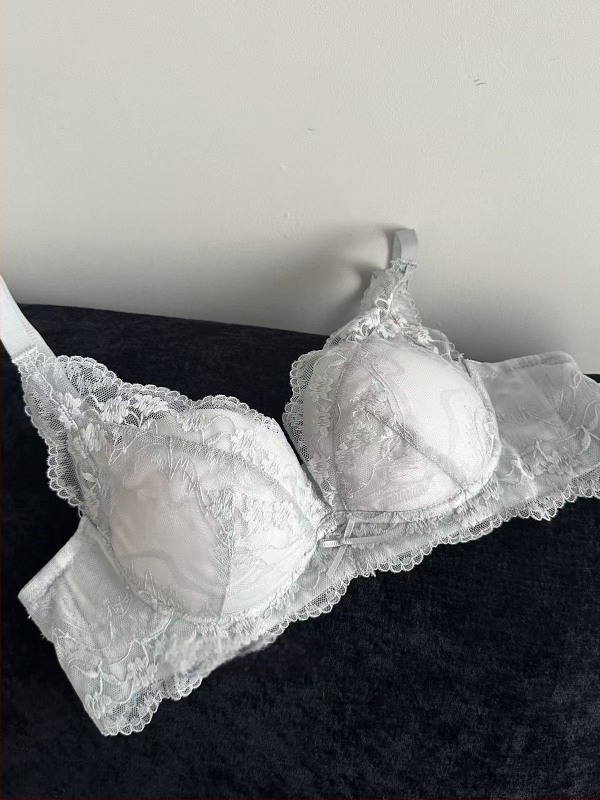 Bezvadu franču stila mežģīņu push-up krūšturis ar formētām kupām — augšējā daļa plāna, apakšējā daļa bieza; neilona audums ar spandeksa pildījumu; elpojošs; aizmugurē trīs rindu aizdare