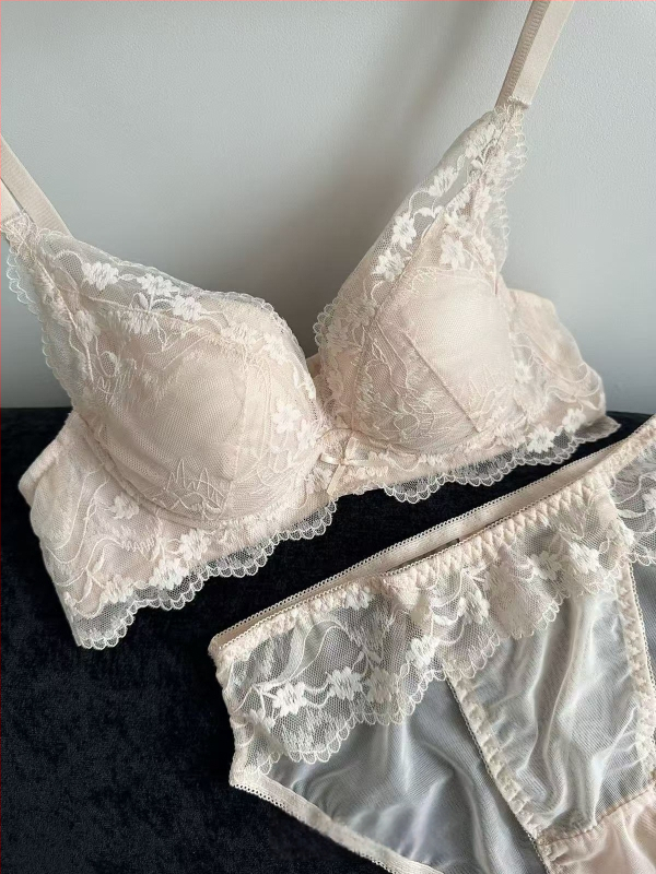 Bezvadu franču stila mežģīņu push-up krūšturis ar formētām kupām — augšējā daļa plāna, apakšējā daļa bieza; neilona audums ar spandeksa pildījumu; elpojošs; aizmugurē trīs rindu aizdare