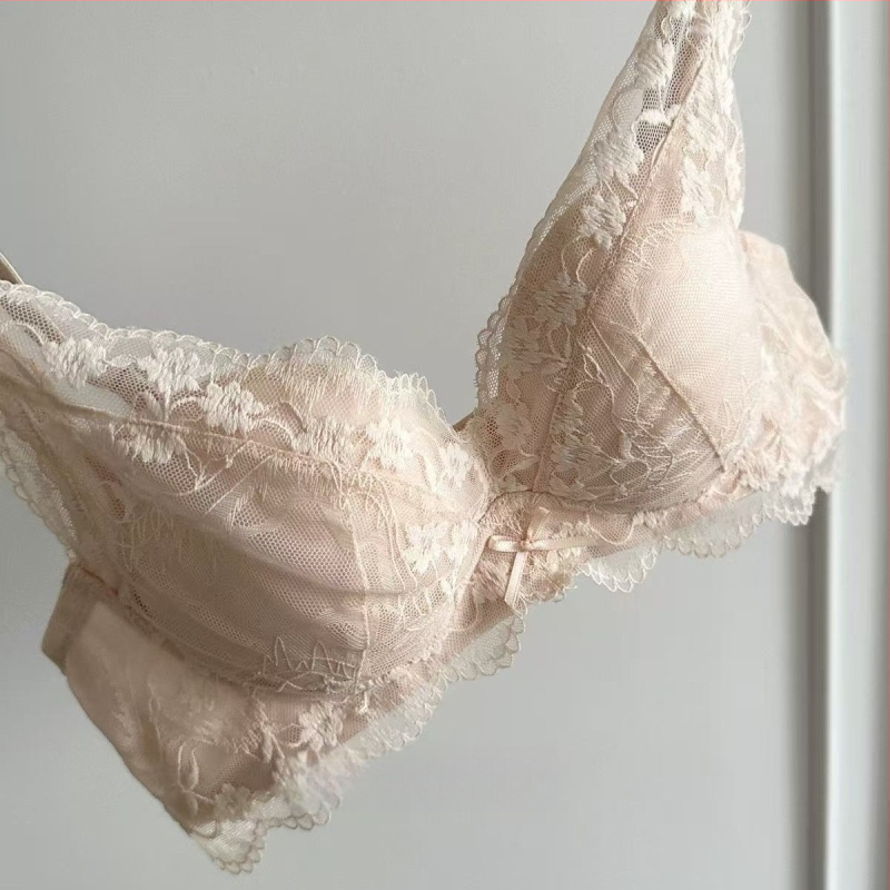 Bezvadu franču stila mežģīņu push-up krūšturis ar formētām kupām — augšējā daļa plāna, apakšējā daļa bieza; neilona audums ar spandeksa pildījumu; elpojošs; aizmugurē trīs rindu aizdare