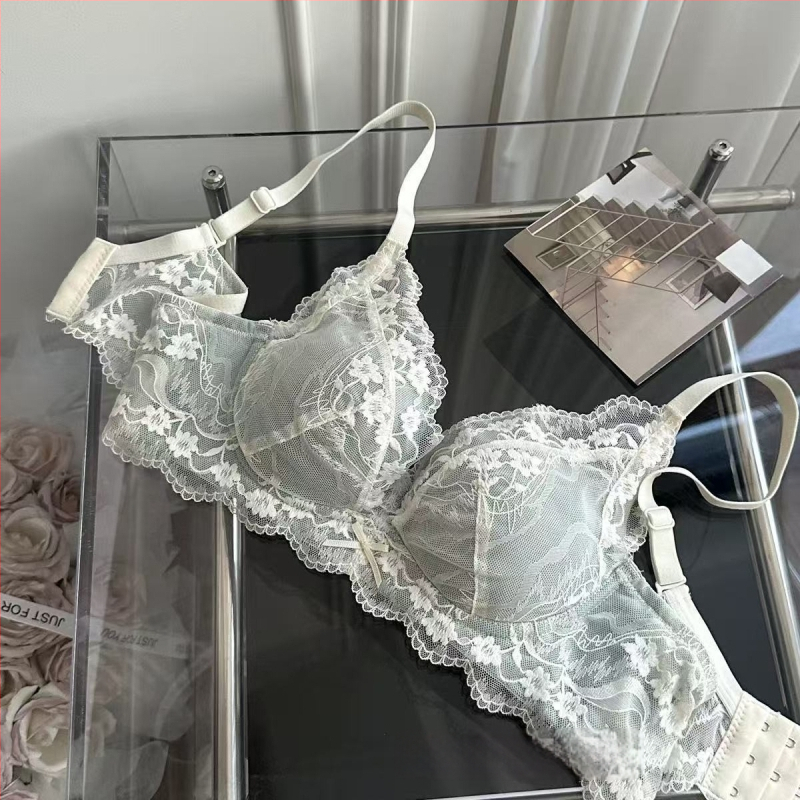 Bezvadu franču stila mežģīņu push-up krūšturis ar formētām kupām — augšējā daļa plāna, apakšējā daļa bieza; neilona audums ar spandeksa pildījumu; elpojošs; aizmugurē trīs rindu aizdare