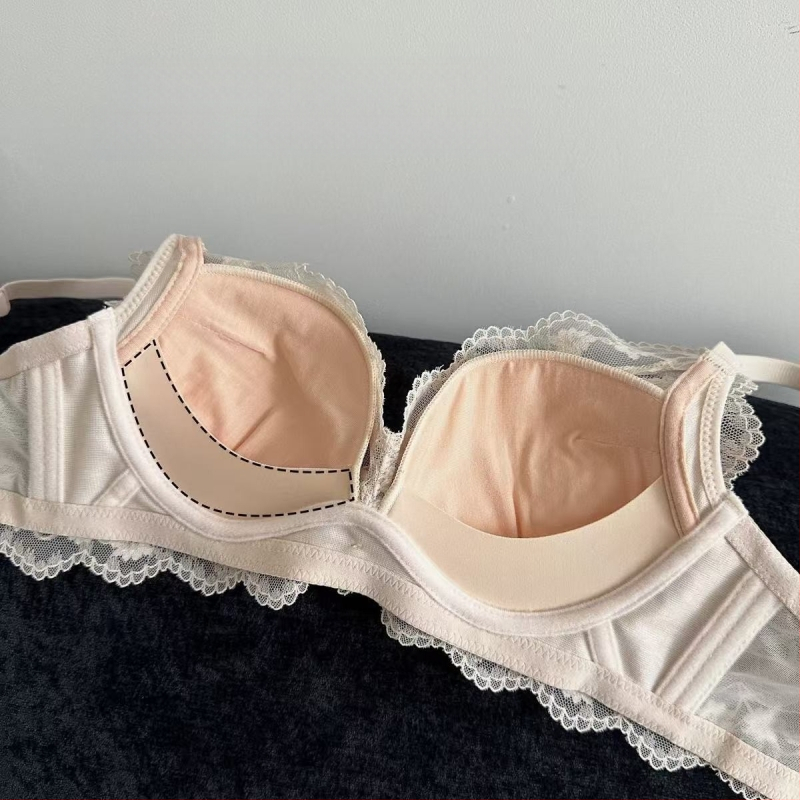 Bezvadu franču stila mežģīņu push-up krūšturis ar formētām kupām — augšējā daļa plāna, apakšējā daļa bieza; neilona audums ar spandeksa pildījumu; elpojošs; aizmugurē trīs rindu aizdare