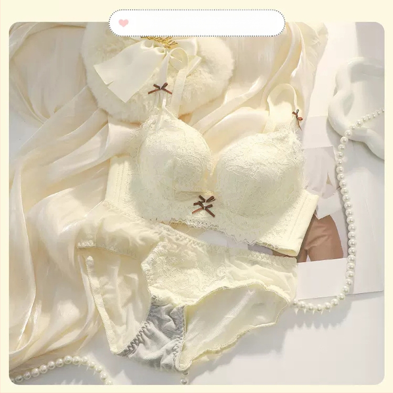 Nailona bezvadu krūštis mazām krūtīm – 3/4 kauss, biezas veidotas kupas, regulējams, augšējā atbalsts, aizmugurē četrrindu aizdare, fiksētas dubultās siksnas