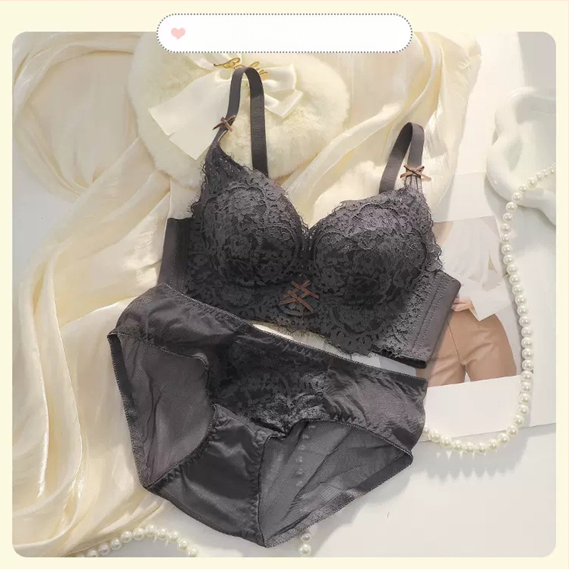 Nailona bezvadu krūštis mazām krūtīm – 3/4 kauss, biezas veidotas kupas, regulējams, augšējā atbalsts, aizmugurē četrrindu aizdare, fiksētas dubultās siksnas