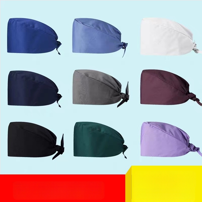 Operacinės patalpos kepurė suaugusiems, 100% medvilnė, karikatūrų raštas, kupolo formos viršus, plokščias kraštas, logotipo atspaudas, siūta