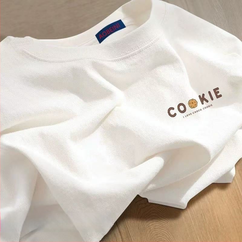 Sieviešu kokvilnas T-krekls ar apaļu kakla izgriezumu, īsiem piedurknēm, brīvā piegriezuma, ar teksta druku