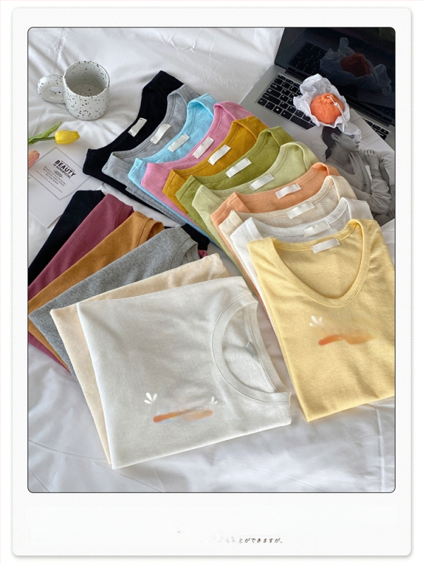 Sieviešu T-kreklu ar īsām piedurknēm, brīvs siluets, apaļais kakla izgriezums, kokvilnas-poliestera maisījums