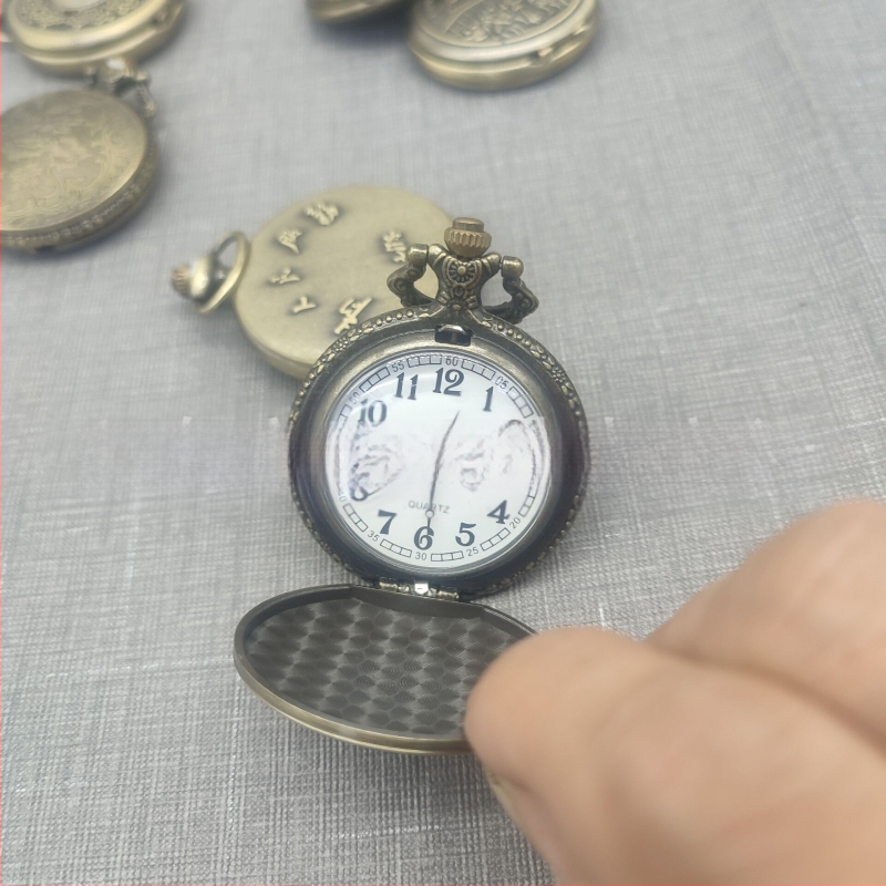 Kvarts taskukell metallkorpusega, ümmarguse näidikuga, lõigatud lokomotiivi motiiviga, liikumine 68