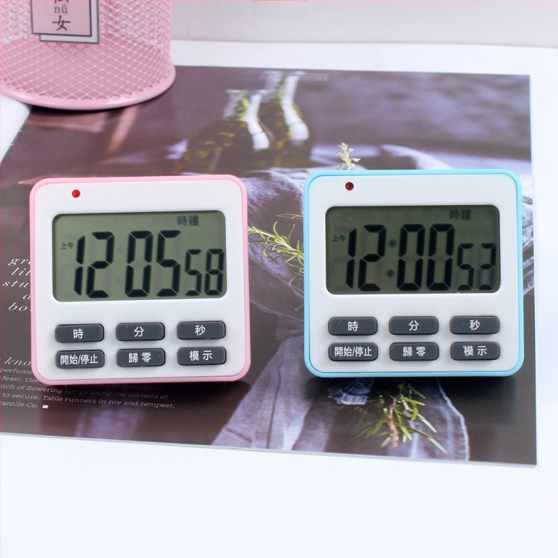 Automobilio formos stalinis laikmatis vaikams su žadintuvu — analoginis ekranas (rodyklė + skaičiai), maitinimas: sausa baterija, korpusas: ABS