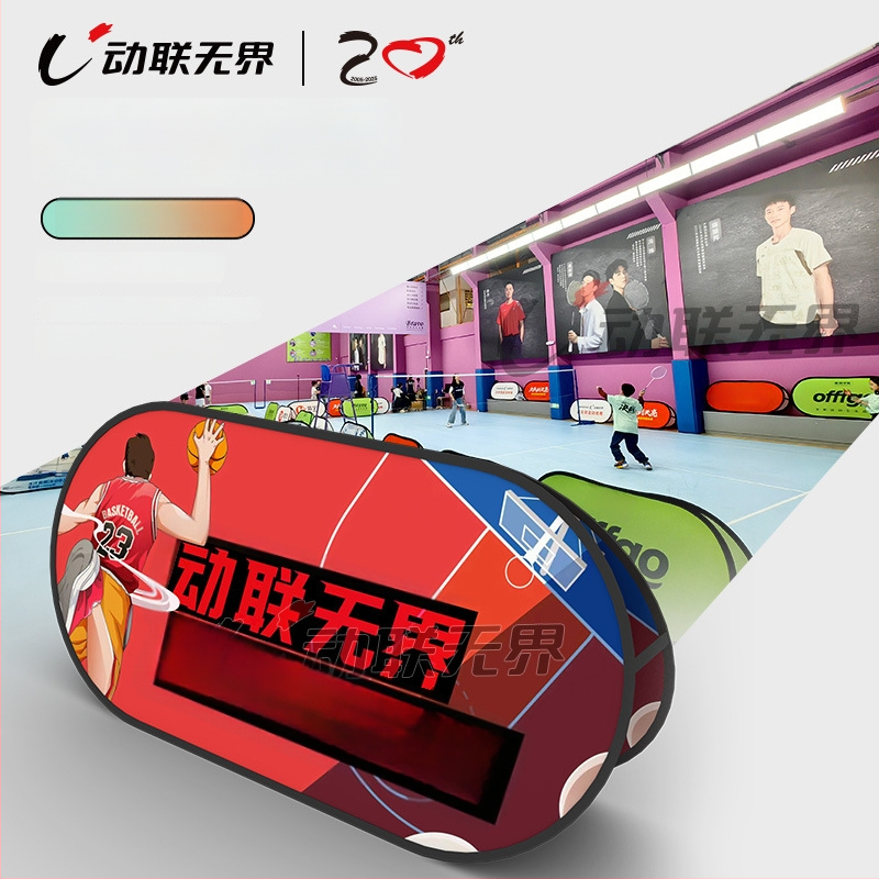 Mobilā pickleball un tenisa barjera ar reklāmas displeja statīvu, saliekamā A‑versija kortam. Materiāls: bieza warp‑knit audums 250 g/m²; alumīnija caurule nerūsē. Svars: 5,2 kg. Piemērots pickleball, futbolam un kampusa sporta zonu atdalīšanai; pielāgojam