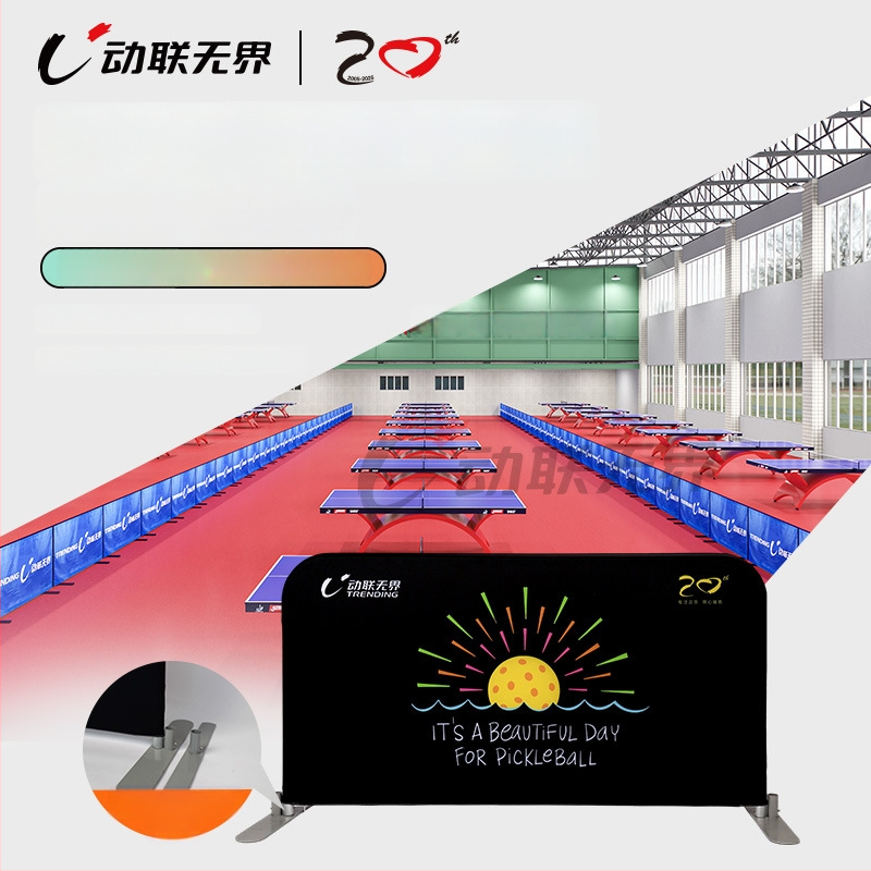 Mobilā pickleball un tenisa barjera ar reklāmas displeja statīvu, saliekamā A‑versija kortam. Materiāls: bieza warp‑knit audums 250 g/m²; alumīnija caurule nerūsē. Svars: 5,2 kg. Piemērots pickleball, futbolam un kampusa sporta zonu atdalīšanai; pielāgojam