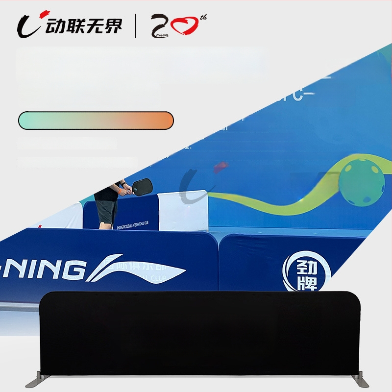 Mobilā pickleball un tenisa barjera ar reklāmas displeja statīvu, saliekamā A‑versija kortam. Materiāls: bieza warp‑knit audums 250 g/m²; alumīnija caurule nerūsē. Svars: 5,2 kg. Piemērots pickleball, futbolam un kampusa sporta zonu atdalīšanai; pielāgojam