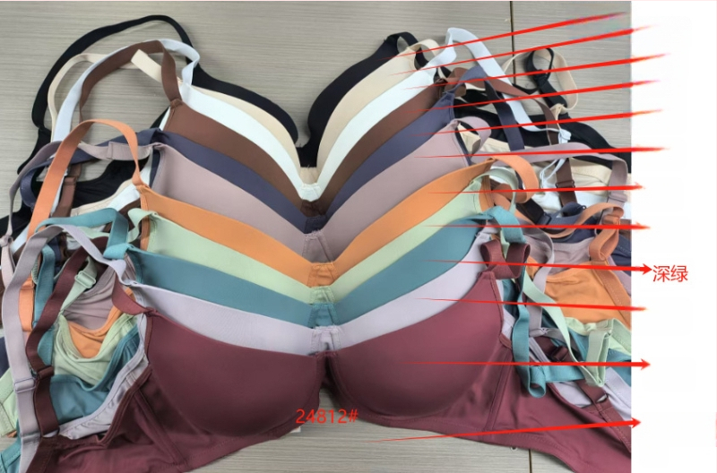 Sima varrás nélküli push-up melltartó merevítővel, 3/4 kosár, közepes alakú kosár, hátsó négy sor kampóval záródó