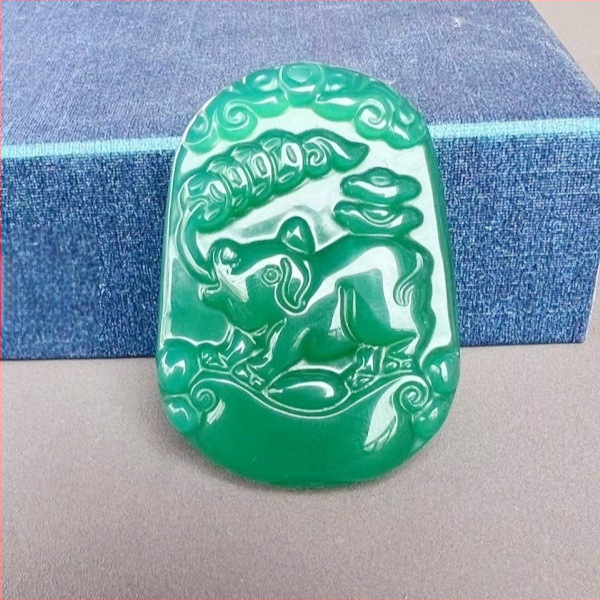 Loomakujulise chalcedooni agaatiga rippuv ornament, graveerimine ja poleerimine, kaasaegne minimalistlik stiil, kaheteistkümne zodiaki tähemärgid