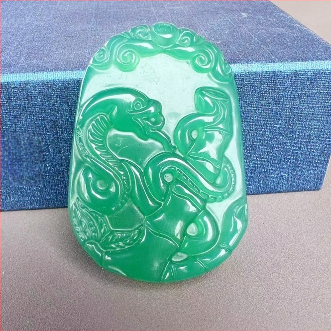 Loomakujulise chalcedooni agaatiga rippuv ornament, graveerimine ja poleerimine, kaasaegne minimalistlik stiil, kaheteistkümne zodiaki tähemärgid