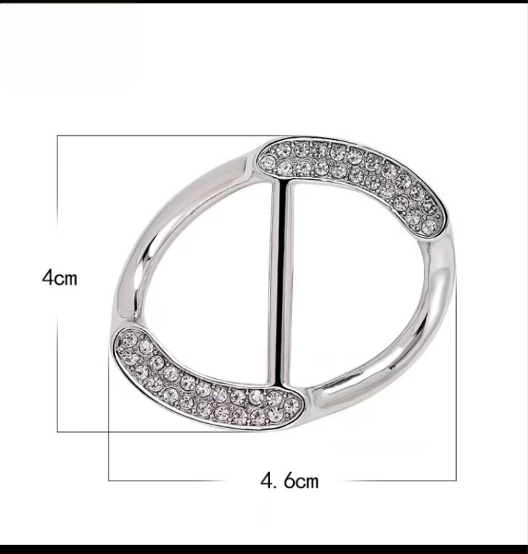 Sakausējuma drēbju sprādze ar Korejas stila stūri, keeratud vardad, nelielais četru lapu pērļu akcentu, Straw Man zīmols, elektroplating, kohandamine saadaval