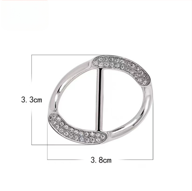 Sakausējuma drēbju sprādze ar Korejas stila stūri, keeratud vardad, nelielais četru lapu pērļu akcentu, Straw Man zīmols, elektroplating, kohandamine saadaval