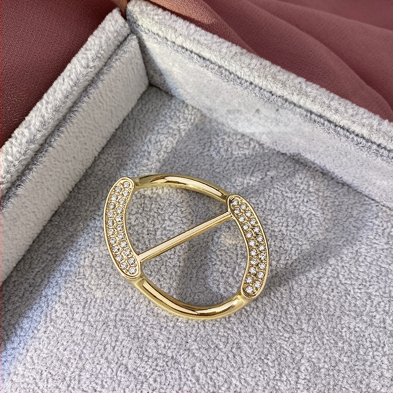 Sakausējuma drēbju sprādze ar Korejas stila stūri, keeratud vardad, nelielais četru lapu pērļu akcentu, Straw Man zīmols, elektroplating, kohandamine saadaval