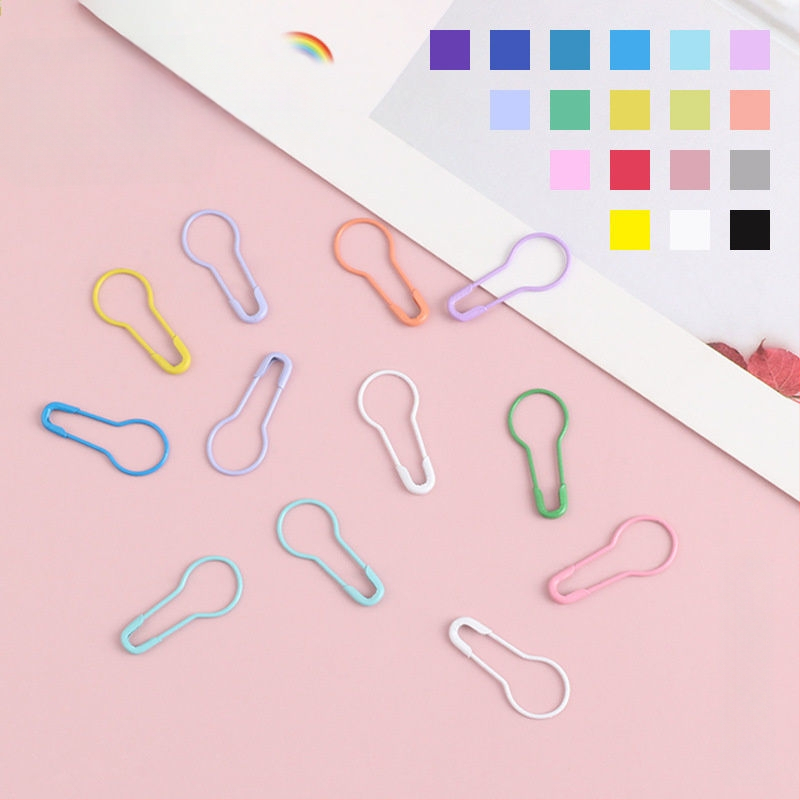 Šarene igle za nevidljivo učvršćivanje odjeće – mini kopče za ovratnik i prsnu etiketu, Marka Unique, ljeto 2021