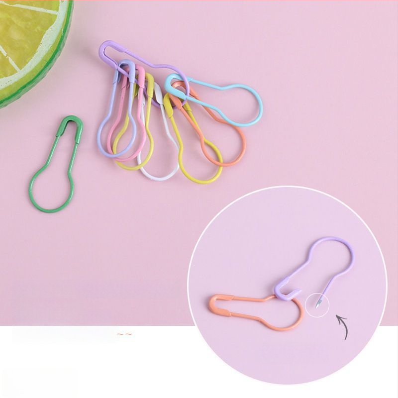 Šarene igle za nevidljivo učvršćivanje odjeće – mini kopče za ovratnik i prsnu etiketu, Marka Unique, ljeto 2021