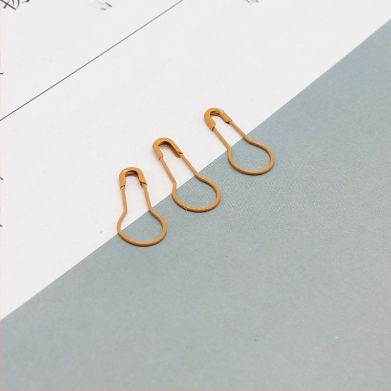 Šarene igle za nevidljivo učvršćivanje odjeće – mini kopče za ovratnik i prsnu etiketu, Marka Unique, ljeto 2021