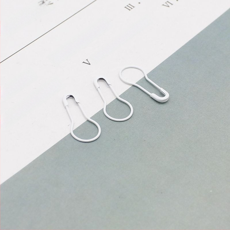 Šarene igle za nevidljivo učvršćivanje odjeće – mini kopče za ovratnik i prsnu etiketu, Marka Unique, ljeto 2021