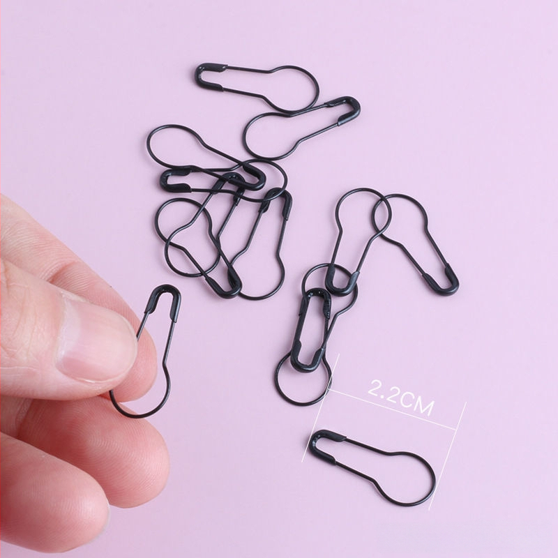 Šarene igle za nevidljivo učvršćivanje odjeće – mini kopče za ovratnik i prsnu etiketu, Marka Unique, ljeto 2021