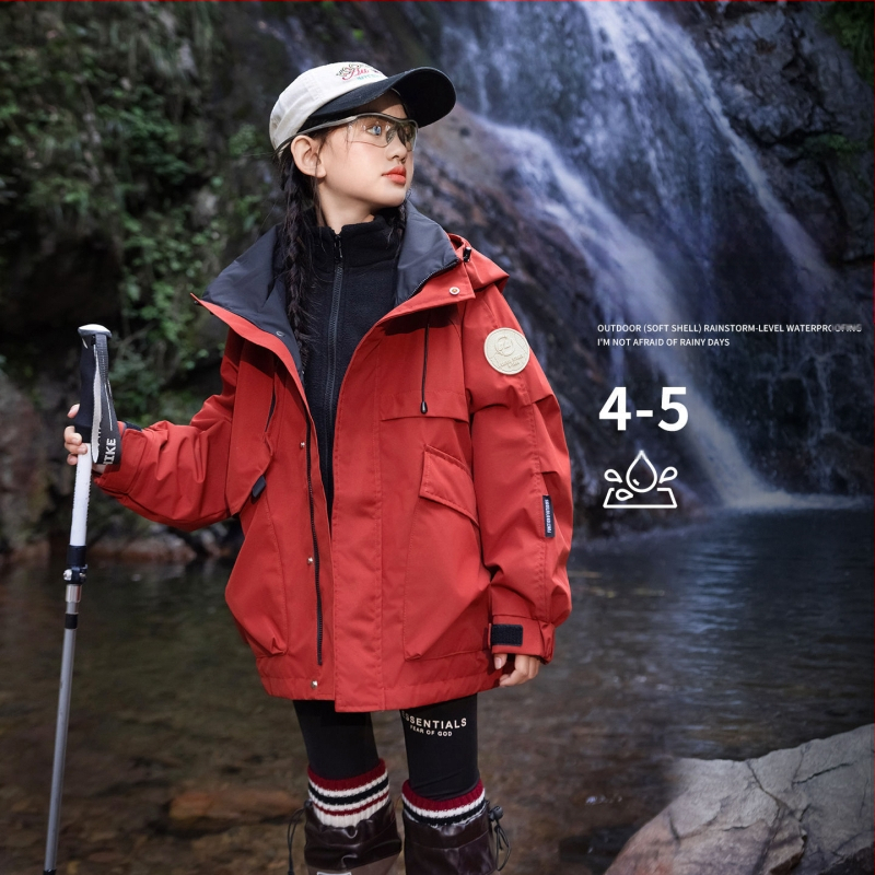 Mergaitėms kviltuota su gobtovu striukė – poliesteris, fliso pamušalas, atsparumas vandeniui 5000 mm, kvėpavimo geba 10001–15000 mm, amžiaus grupė 13–16 metų