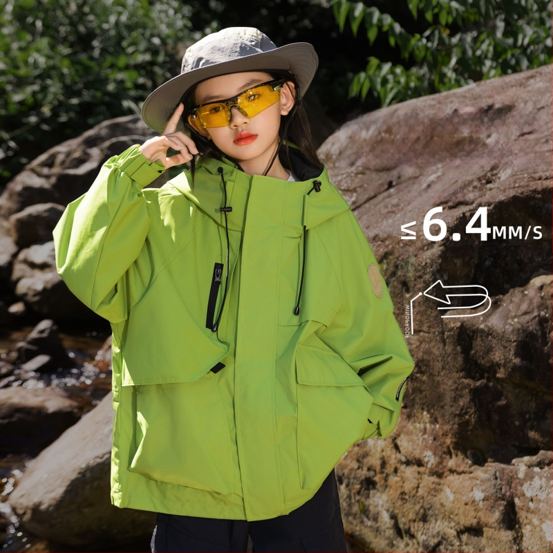 Mergaitėms kviltuota su gobtovu striukė – poliesteris, fliso pamušalas, atsparumas vandeniui 5000 mm, kvėpavimo geba 10001–15000 mm, amžiaus grupė 13–16 metų