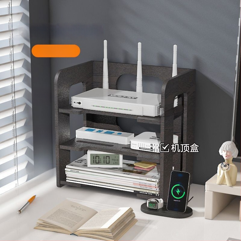 Sešstāvu sienas plaukts maršrutētājam un kabeliem ar caurumiem, no mākslīgās plāksnes