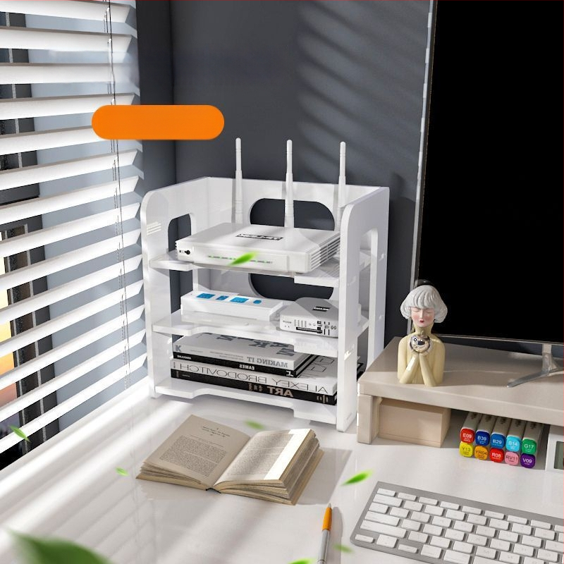 Sešstāvu sienas plaukts maršrutētājam un kabeliem ar caurumiem, no mākslīgās plāksnes